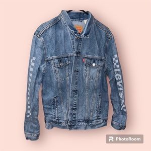 Men’s Levi Strauss jean jacket with pockets + arm designs size large